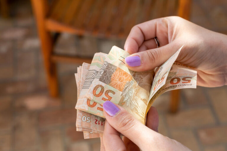 Primeiro salário: O que fazer e Como investir Como investir o primeiro salário: 3 Passos essenciais!