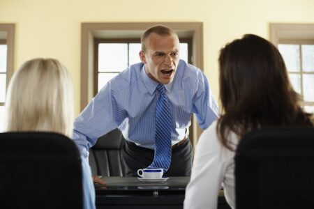 Liderança abusiva: o que é, sinais e o que fazer Como detectar uma liderança abusiva