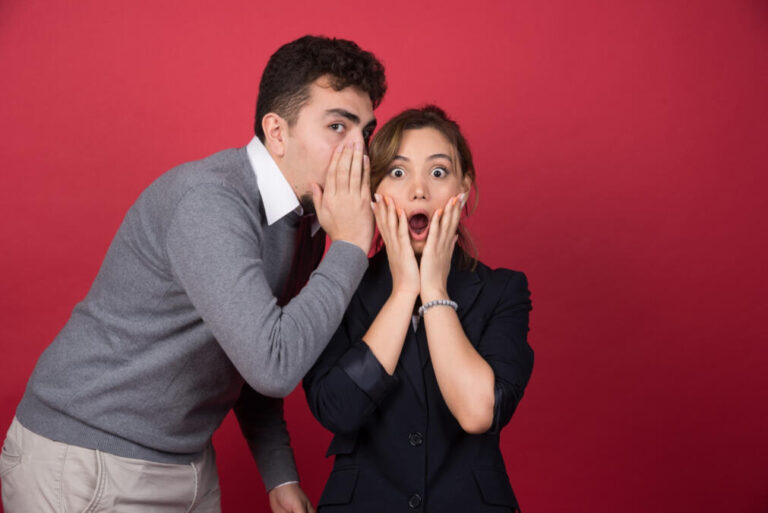 Intrigas: o que são e como lidar com elas no trabalho Intrigas: o que são e como lidar com elas no trabalho
