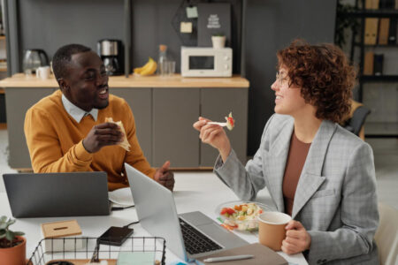 Pode comer lanches enquanto trabalha? Você pode comer lanches enquanto trabalha?