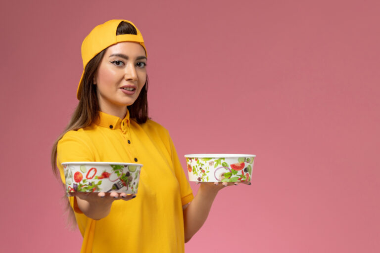 O Dilema do Almoço: Marmita ou Restaurante? O Dilema do Almoço: Marmita ou Restaurante?