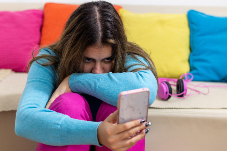 Exposição nas Redes Sociais: Riscos e Cuidados Exposição nas Redes Sociais: Riscos e Cuidados