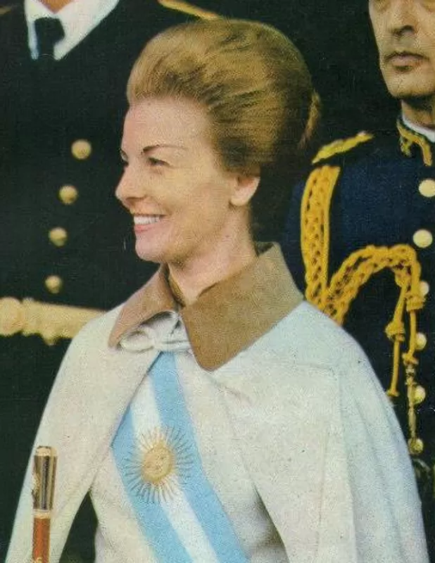 https://pt.m.wikipedia.org/wiki/Ficheiro:Isabel_peron_banda_presidencial_y_bast%C3%B3n.png