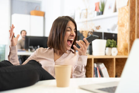É permitido falar palavrão no ambiente de trabalho?