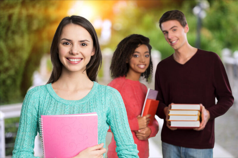 Educação Formal vs. Educação Informal: Qual escolher? Educação Formal vs. Educação Informal: Qual escolher?